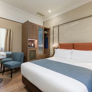 Großes Zimmer mit Kingsize-Bett